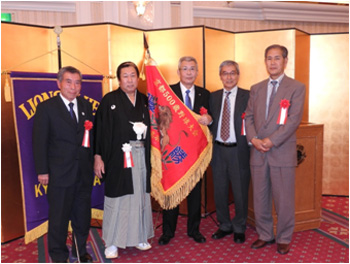 実行委員長Ｌ桐山から京都５００歳野球連盟の川場副理事長様に優勝旗とドロフィを贈呈しました。