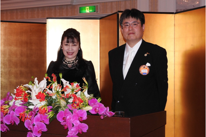 二部　祝宴の司会進行は式部典部長Ｌ吉田和之と中川千鶴さんです。